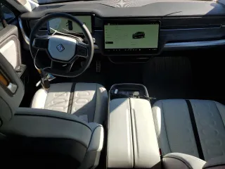 2023 Rivian R1S Launch Edition z VIN 7PDSGABL9PN022280, wystawiony jako Copart lot #83526124 z przebiegiem 51 mil mil oraz Szkoda całkowita • Salvage title. Historia ofert i sprzedaży dostępna na DreamBid. Obrazek 8.