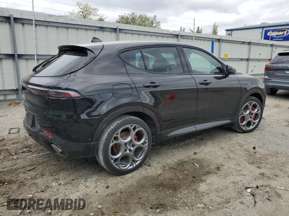 2024 Alfa Romeo Tonale Veloce z VIN ZASPATDW2R3054217, wystawiony jako Copart lot #49301915 z przebiegiem Nie podano mil oraz Nie do naprawy • Non repairable. Historia ofert i sprzedaży dostępna na DreamBid. Obrazek 3.