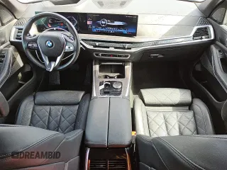 2024 BMW X5 xDrive40i z VIN 5UX23EU0XR9T66675, wystawiony jako Copart lot #57436555 z przebiegiem 36 652 mil mil oraz Czysty tytuł • Clean title. Historia ofert i sprzedaży dostępna na DreamBid. Obrazek 8.
