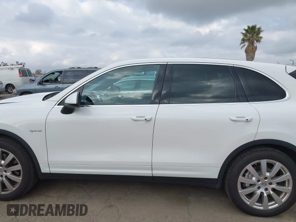 2014 Porsche Cayenne S Hybrid with VIN WP1AE2A28ELA51123, listed as a IAAI auction lot 42091475 with 41,341 mi miles and . Bid and sale history available at DreamBid. Image 14.