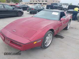 1989 Chevrolet Corvette z VIN 1G1YY2187K5119416, wystawiony jako IAAI lot #42124142 z przebiegiem 76 638 mil mil oraz . Historia ofert i sprzedaży dostępna na DreamBid. Obrazek 6.
