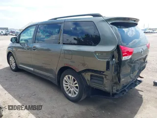 2012 Toyota Sienna XLE AAS z VIN 5TDYK3DC0CS221618, wystawiony jako IAAI lot #41983806 z przebiegiem 200 851 mil mil oraz . Historia ofert i sprzedaży dostępna na DreamBid. Obrazek 3.