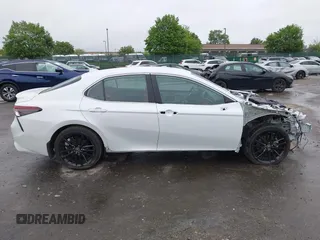 2022 Toyota Camry Hybrid XSE z VIN 4T1K31AK5NU583117, wystawiony jako IAAI lot #42204189 z przebiegiem 22 639 mil mil oraz . Historia ofert i sprzedaży dostępna na DreamBid. Obrazek 14.