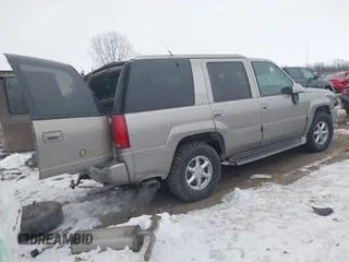 2000 Cadillac Escalade z VIN 1GYEK63R1YR197386, wystawiony jako IAAI lot #41386599 z przebiegiem 77 657 mil mil oraz . Historia ofert i sprzedaży dostępna na DreamBid. Obrazek 4.
