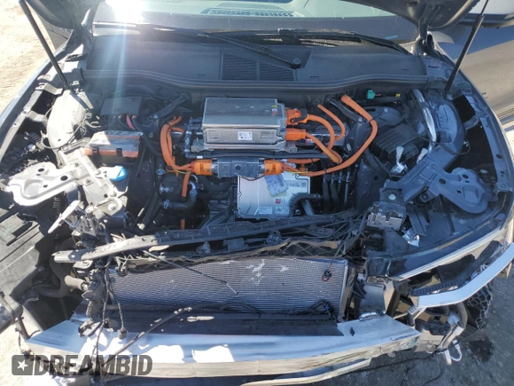2024 Audi Q8 e-tron Premium Plus z VIN WA15AAGE0RB057434, wystawiony jako Copart lot #68937884 z przebiegiem 1 487 mil mil oraz Szkoda całkowita • Salvage title. Historia ofert i sprzedaży dostępna na DreamBid. Obrazek 11.