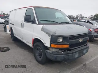 2006 Chevrolet Express Cargo z VIN 1GCGG25V861138950, wystawiony jako IAAI lot #42439792 z przebiegiem 305 690 mil mil oraz . Historia ofert i sprzedaży dostępna na DreamBid. Obrazek 1.