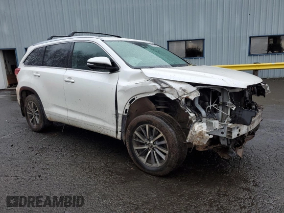 2017 Toyota Highlander XLE z VIN 5TDJZRFH8HS392519, wystawiony jako Copart lot #44079265 z przebiegiem 84 065 mil mil oraz Szkoda całkowita • Salvage title. Historia ofert i sprzedaży dostępna na DreamBid. Obrazek 4.