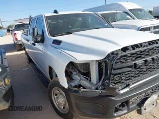 2023 Ram 2500 Tradesman z VIN 3C6UR5HJXPG565659, wystawiony jako IAAI lot #42202269 z przebiegiem 76 099 mil mil oraz . Historia ofert i sprzedaży dostępna na DreamBid. Obrazek 1.