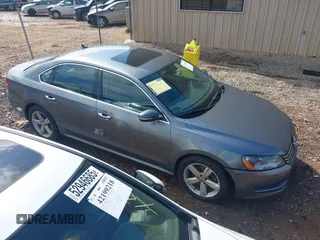 2013 Volkswagen Passat SE z VIN 1VWBP7A31DC136760, wystawiony jako IAAI lot #42214465 z przebiegiem 242 027 mil mil oraz . Historia ofert i sprzedaży dostępna na DreamBid. Obrazek 1.