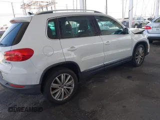 2013 Volkswagen Tiguan SE z VIN WVGAV7AX9DW514874, wystawiony jako IAAI lot #42686433 z przebiegiem 101 782 mil mil oraz . Historia ofert i sprzedaży dostępna na DreamBid. Obrazek 4.