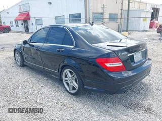 2013 Mercedes-Benz C 300 Sport с VIN WDDGF8AB3DA839741, выставлен на аукционе IAAI как лот 42647321 с пробегом 234 146 миль миль и . История ставок и продаж доступна на DreamBid. Изображение 3.