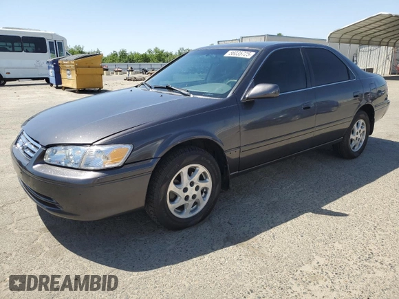 2001 Toyota Camry LE z VIN JT2BF22K010329017, wystawiony jako Copart lot #56035725 z przebiegiem 200 841 mil mil oraz Szkoda całkowita • Salvage title. Historia ofert i sprzedaży dostępna na DreamBid. Obrazek 1.