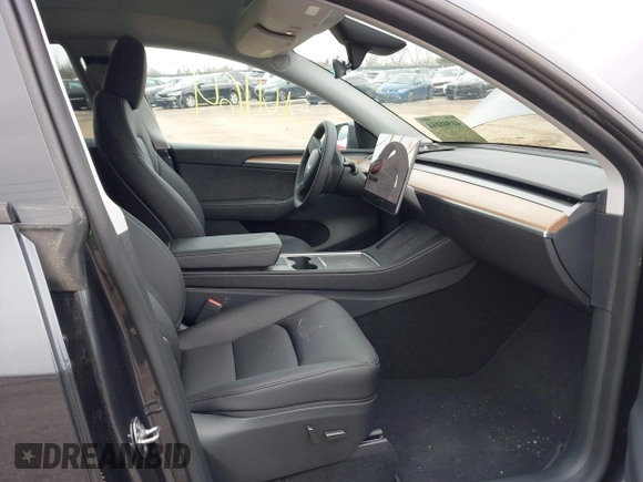 2025 Tesla Model Y Long Range with VIN 7SAYGDEEXSF266143, listed as a IAAI auction lot 41905813 with 776 mi miles and . Bid and sale history available at carsss.com. Image 5.