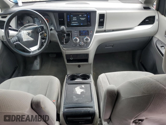 2015 Toyota Sienna LE AAS z VIN 5TDKK3DCXFS590626, wystawiony jako Copart lot #63081115 z przebiegiem 144 933 mil mil oraz Szkoda całkowita • Salvage title. Historia ofert i sprzedaży dostępna na DreamBid. Obrazek 8.