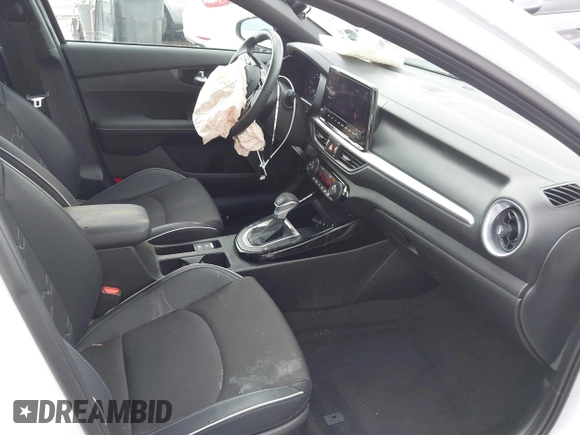 2023 Kia Forte GT-Line z VIN 3KPF54AD5PE583428, wystawiony jako IAAI lot #42016122 z przebiegiem 16 589 mil mil oraz . Historia ofert i sprzedaży dostępna na DreamBid. Obrazek 5.