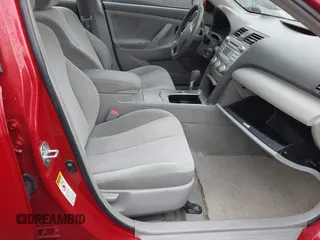 2011 Toyota Camry LE z VIN 4T1BF3EKXBU716690, wystawiony jako IAAI lot #42388917 z przebiegiem 184 053 mil mil oraz . Historia ofert i sprzedaży dostępna na DreamBid. Obrazek 5.