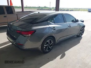 2024 Nissan Sentra SV z VIN 3N1AB8CVXRY276051, wystawiony jako IAAI lot #39739761 z przebiegiem 3 508 mil mil oraz . Historia ofert i sprzedaży dostępna na DreamBid. Obrazek 4.