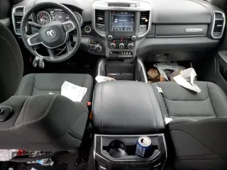 2021 Ram 1500 Big Horn z VIN 1C6SRFFT7MN620430, wystawiony jako Copart lot #43714715 z przebiegiem 111 680 mil mil oraz Szkoda całkowita • Salvage title. Historia ofert i sprzedaży dostępna na DreamBid. Obrazek 8.