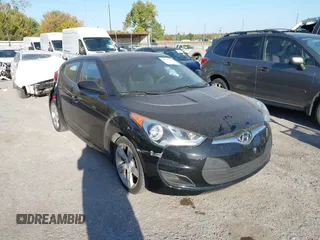 2015 Hyundai Veloster z VIN KMHTC6AD9FU234689, wystawiony jako IAAI lot #40693991 z przebiegiem 97 876 mil mil oraz . Historia ofert i sprzedaży dostępna na DreamBid. Obrazek 1.