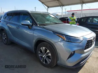 2022 Toyota Highlander XLE z VIN 5TDHZRAH1NS121058, wystawiony jako IAAI lot #41992011 z przebiegiem 40 181 mil mil oraz . Historia ofert i sprzedaży dostępna na DreamBid. Obrazek 1.