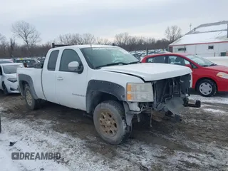 2007 Chevrolet Silverado 1500 LT w/1LT with VIN 1GCEK19J77Z645848, listed as a IAAI auction lot 41572307 with 210,226 mi miles. Bid and sale history available at carsss.com. Image 1.