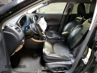 2019 Jeep Compass Latitude z VIN 3C4NJDBB6KT629924, wystawiony jako Copart lot #52282615 z przebiegiem 84 373 mil mil oraz Szkoda całkowita • Salvage title. Historia ofert i sprzedaży dostępna na DreamBid. Obrazek 7.