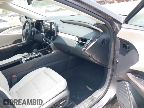 2024 Lexus RX 450h+ Luxury z VIN JTJCJMGA3R2017955, wystawiony jako IAAI lot #42395578 z przebiegiem 6 297 mil mil oraz . Historia ofert i sprzedaży dostępna na DreamBid. Obrazek 5.