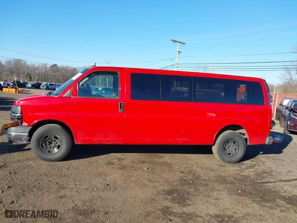 2012 Chevrolet Express Passenger 1LT with VIN 1GAZG1FG8C1109469, listed as a IAAI auction lot 41319826 with 246,801 mi miles. Bid and sale history available at carsss.com. Image 14.
