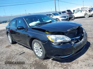 2014 Chrysler 200 Touring z VIN 1C3CCBBG7EN105885, wystawiony jako IAAI lot #42130973 z przebiegiem 104 365 mil mil oraz . Historia ofert i sprzedaży dostępna na DreamBid. Obrazek 1.