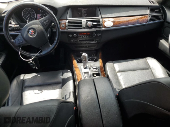 2013 BMW X5 xDrive35i z VIN 5UXZV4C5XD0B03182, wystawiony jako Copart lot #54906305 z przebiegiem 166 493 mil mil oraz Szkody całkowita. Historia ofert i sprzedaży dostępna na DreamBid. Obrazek 8.