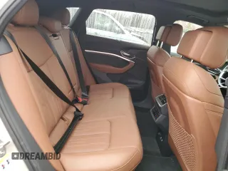 2019 Audi e-tron Prestige z VIN WA1VAAGE6KB021737, wystawiony jako Copart lot #44444585 z przebiegiem 37 227 mil mil oraz Szkody całkowita. Historia ofert i sprzedaży dostępna na DreamBid. Obrazek 11.
