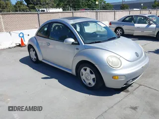 2001 Volkswagen Beetle GLS z VIN 3VWCD21C11M412672, wystawiony jako IAAI lot #42336934 z przebiegiem 145 667 mil mil oraz . Historia ofert i sprzedaży dostępna na DreamBid. Obrazek 1.