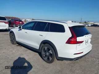 2021 Volvo V60 Cross Country with VIN YV4102WK4M1076911, listed as a IAAI auction lot 41672550 with 58,343 mi miles. Bid and sale history available at carsss.com. Image 3.