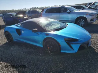2023 McLaren Artura z VIN SBM16AEA2PW001739, wystawiony jako Copart lot #81910384 z przebiegiem 3871 mil mil oraz Szkody całkowita. Historia ofert i sprzedaży dostępna na DreamBid. Obrazek 4.