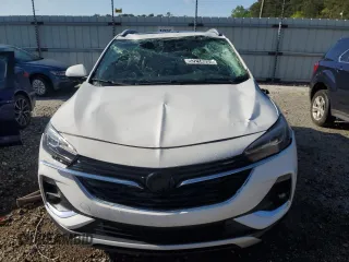 2022 Buick Encore GX Essence z VIN KL4MMFSL9NB064883, wystawiony jako Copart lot #52214935 z przebiegiem 37 255 mil mil oraz Czysty tytuł • Clean title. Historia ofert i sprzedaży dostępna na DreamBid. Obrazek 5.