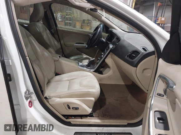 2015 Volvo S60 T5 Drive-E Premier z VIN YV126MFB4F1311693, wystawiony jako IAAI lot #41457471 z przebiegiem 146 042 mil mil oraz . Historia ofert i sprzedaży dostępna na DreamBid. Obrazek 5.