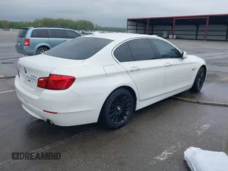 2012 BMW 5 Series 535i xDrive z VIN WBAFU7C57CDU64640, wystawiony jako IAAI lot #42109534 z przebiegiem 132 310 mil mil oraz . Historia ofert i sprzedaży dostępna na DreamBid. Obrazek 4.