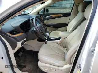 2015 Lincoln MKC z VIN 5LMCJ1A98FUJ18143, wystawiony jako Copart lot #56181915 z przebiegiem 105 933 mil mil oraz Szkody całkowita. Historia ofert i sprzedaży dostępna na DreamBid. Obrazek 7.