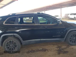 2019 Jeep Cherokee Latitude Plus z VIN 1C4PJLLB2KD420090, wystawiony jako IAAI lot #42094704 z przebiegiem 81 545 mil mil oraz . Historia ofert i sprzedaży dostępna na DreamBid. Obrazek 13.