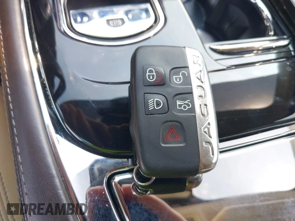 2014 Jaguar XJ Portfolio z VIN SAJWA2GZ4E8V60315, wystawiony jako IAAI lot #42293880 z przebiegiem 97 712 mil mil oraz . Historia ofert i sprzedaży dostępna na DreamBid. Obrazek 11.
