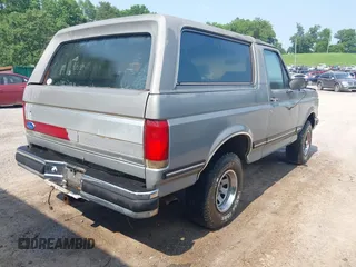 1989 Ford Bronco XL z VIN 1FMEU15NXKLA14330, wystawiony jako IAAI lot #42429531 z przebiegiem 82 009 mil mil oraz . Historia ofert i sprzedaży dostępna na DreamBid. Obrazek 4.