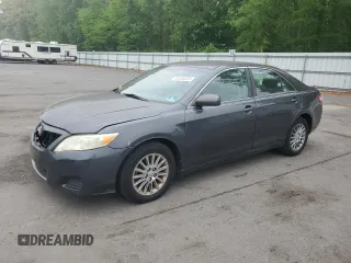 2010 Toyota Camry z VIN 4T1BF3EK3AU077874, wystawiony jako Copart lot #55320235 z przebiegiem 90 950 mil mil oraz Czysty tytuł • Clean title. Historia ofert i sprzedaży dostępna na DreamBid. Obrazek 1.