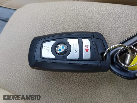 2016 BMW 3 Series 320i xDrive z VIN WBA8A3C50GK689560, wystawiony jako IAAI lot #41761594 z przebiegiem 86 453 mil mil oraz . Historia ofert i sprzedaży dostępna na DreamBid. Obrazek 11.