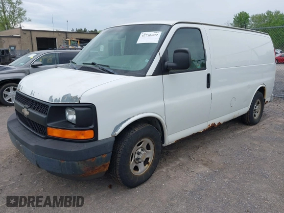 2004 Chevrolet Express Cargo z VIN 1GCFG15XX41150053, wystawiony jako IAAI lot #42236337 z przebiegiem 135 471 mil mil oraz . Historia ofert i sprzedaży dostępna na DreamBid. Obrazek 2.