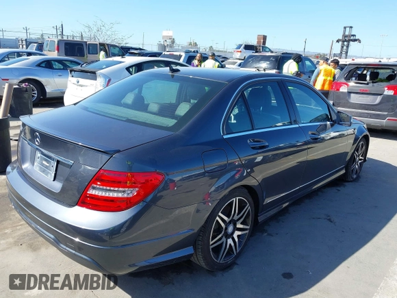 2013 Mercedes-Benz C 250 Sport z VIN WDDGF4HB8DR261166, wystawiony jako IAAI lot #41826220 z przebiegiem 67 660 mil mil oraz . Historia ofert i sprzedaży dostępna na DreamBid. Obrazek 4.