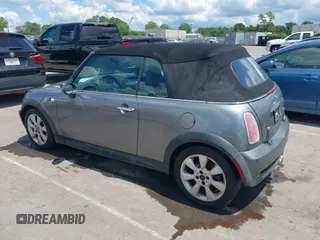 2005 MINI Convertible S z VIN WMWRH33495TF82332, wystawiony jako IAAI lot #42248941 z przebiegiem 134 862 mil mil oraz . Historia ofert i sprzedaży dostępna na DreamBid. Obrazek 3.