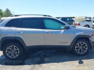 2020 Jeep Cherokee Trailhawk z VIN 1C4PJMBX1LD590087, wystawiony jako IAAI lot #42027620 z przebiegiem 91 033 mil mil oraz . Historia ofert i sprzedaży dostępna na DreamBid. Obrazek 13.