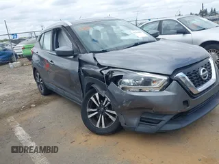 2018 Nissan Kicks SV z VIN 3N1CP5CU2JL544768, wystawiony jako IAAI lot #42134005 z przebiegiem 90 989 mil mil oraz . Historia ofert i sprzedaży dostępna na DreamBid. Obrazek 1.