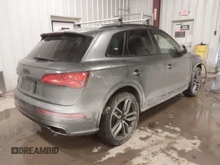 2019 Audi SQ5 Premium Plus z VIN WA1B4AFY1K2097033, wystawiony jako IAAI lot #41433068 z przebiegiem 47 730 mil mil oraz . Historia ofert i sprzedaży dostępna na DreamBid. Obrazek 4.
