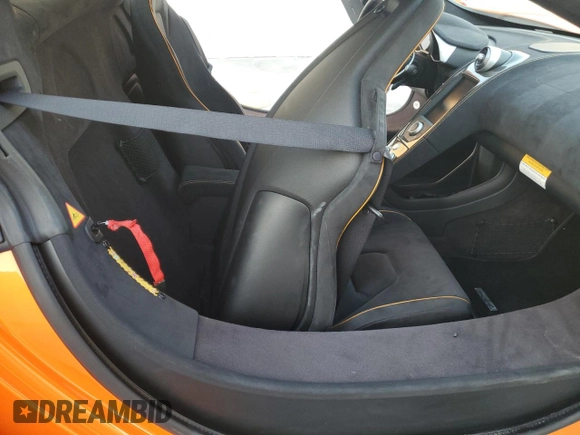 2016 McLaren 650S z VIN SBM11FAA8GW005859, wystawiony jako Copart lot #83104094 z przebiegiem Nie podano mil oraz Nie do naprawy. Historia ofert i sprzedaży dostępna na DreamBid. Obrazek 10.